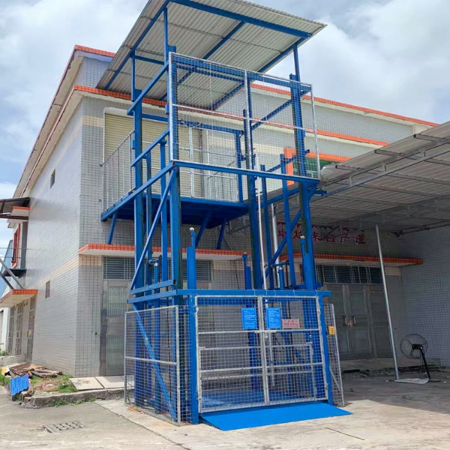 永修建材厂室外升降货梯安装